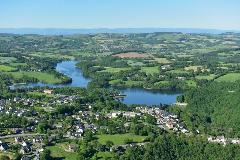 Vue aérienne du Lac de Pont de Salars sur le Lévézou en Aveyron